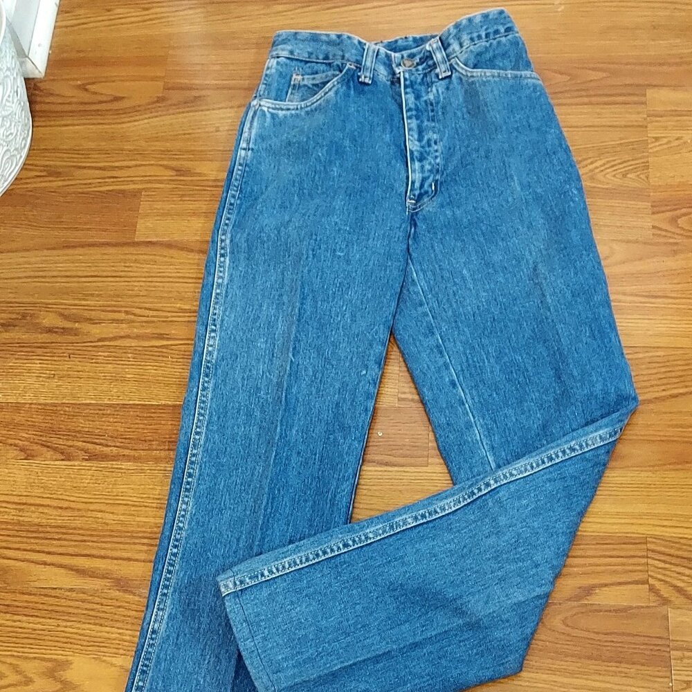 Liz Claiborre Womans Jeans  Medium Wash Straight Leg Jeans Size 4 5Pockets Logo